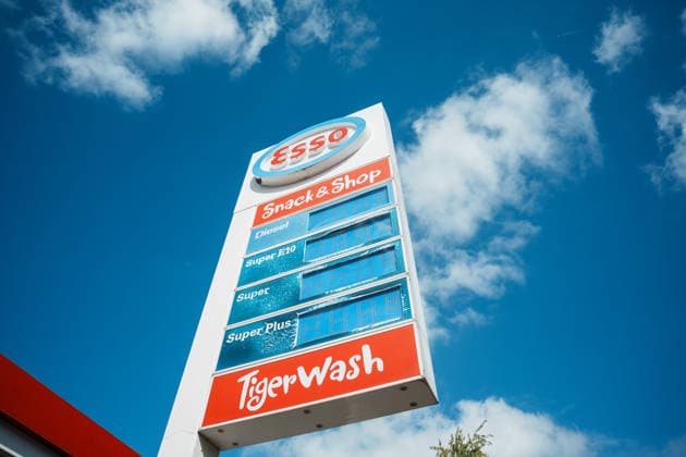 Deutschland, Tankstelle in Aachen: Tankpreise, Preise, Rabatt, Bundesregierung, Tankrabatt, Preisdeckel, Tankkosten, Diesel, Benzin, E10, Belastung, Öl, Rohöl, Spritpreis, Kraftstoff, Energiekrise, Esso, Exxon, ExxonMobil, Schild vor Himmel Copyright: xThiemoxRudolphx