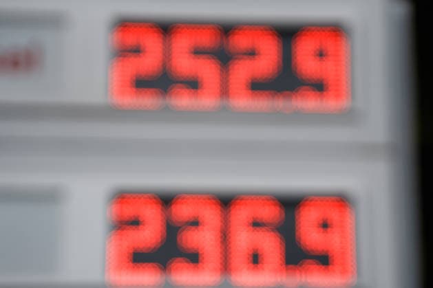 Deutschland, Tankstelle in Aachen: Tankpreise, Preise, Rabatt, Bundesregierung, Tankrabatt, Preisdeckel, Tankkosten, Diesel, Benzin, E10, Zapfsäule, Belastung, Öl, Rohöl, Spritpreis, Kraftstoff, Energiekrise, Freie Tankstelle, SB, Anzeige, Rekordpreise, Super, Super Plus, nah, unscharf, Symbol Copyright: xThiemoxRudolphx