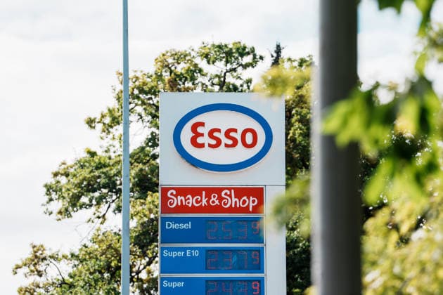 Deutschland, Tankstelle in Aachen: Tankpreise, Preise, Rabatt, Bundesregierung, Tankrabatt, Preisdeckel, Tankkosten, Diesel, Benzin, E10, Belastung, Öl, Rohöl, Spritpreis, Kraftstoff, Energiekrise, Esso, Exxon, ExxonMobil Copyright: xThiemoxRudolphx