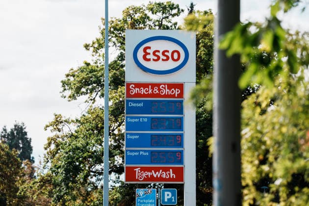 Deutschland, Tankstelle in Aachen: Tankpreise, Preise, Rabatt, Bundesregierung, Tankrabatt, Preisdeckel, Tankkosten, Diesel, Benzin, E10, Belastung, Öl, Rohöl, Spritpreis, Kraftstoff, Energiekrise, Esso, Exxon, ExxonMobil Copyright: xThiemoxRudolphx