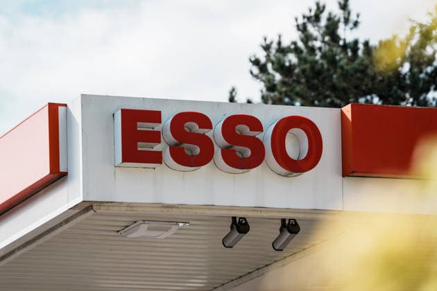 Deutschland, Tankstelle in Aachen: Tankpreise, Preise, Rabatt, Bundesregierung, Tankrabatt, Preisdeckel, Tankkosten, Diesel, Benzin, E10, Belastung, Öl, Rohöl, Spritpreis, Kraftstoff, Energiekrise, Esso, Exxon, ExxonMobil, Schild nah Copyright: xThiemoxRudolphx