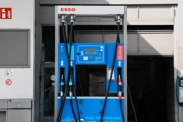 Deutschland, Tankstelle in Aachen: Tankpreise, Preise, Rabatt, Bundesregierung, Tankrabatt, Preisdeckel, Tankkosten, Diesel, Benzin, E10, Belastung, Öl, Rohöl, Spritpreis, Kraftstoff, Energiekrise, Esso, Exxon, ExxonMobil, Rekordpreise, Zapfpistolen Copyright: xThiemoxRudolphx