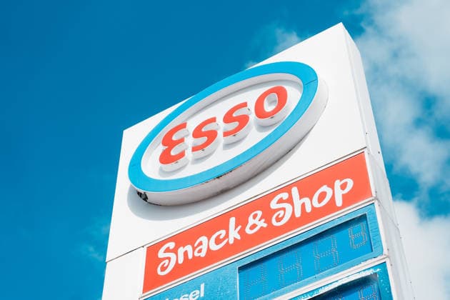 Deutschland, Tankstelle in Aachen: Tankpreise, Preise, Rabatt, Bundesregierung, Tankrabatt, Preisdeckel, Tankkosten, Diesel, Benzin, E10, Belastung, Öl, Rohöl, Spritpreis, Kraftstoff, Energiekrise, Esso, Exxon, ExxonMobil, Schild vor Himmel Copyright: xThiemoxRudolphx