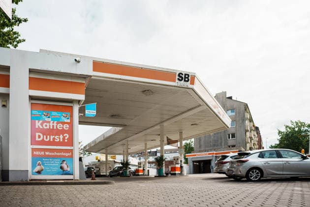 Deutschland, Tankstelle in Aachen: Tankpreise, Preise, Rabatt, Bundesregierung, Tankrabatt, Preisdeckel, Tankkosten, Diesel, Benzin, E10, Zapfsäule, Belastung, Öl, Rohöl, Spritpreis, Kraftstoff, Energiekrise, Freie Tankstelle, SB, Totale, von außen Copyright: xThiemoxRudolphx