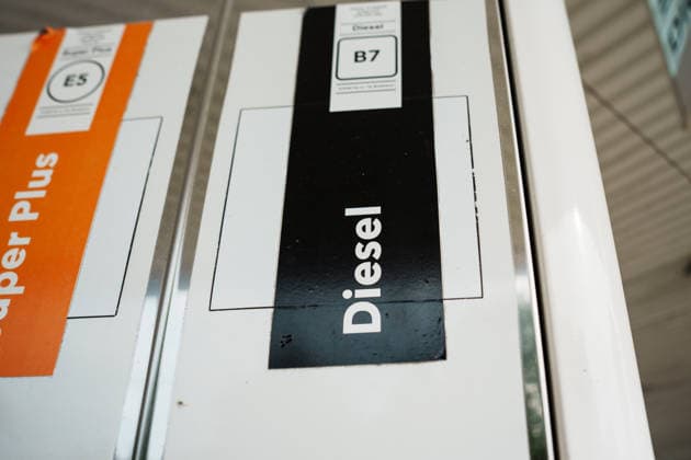 Deutschland, Tankstelle in Aachen: Tankpreise, Preise, Rabatt, Bundesregierung, Tankrabatt, Preisdeckel, Tankkosten, Diesel, Benzin, E10, Zapfsäule, Belastung, Öl, Rohöl, Spritpreis, Kraftstoff, Energiekrise, Freie Tankstelle, SB, Schild Copyright: xThiemoxRudolphx