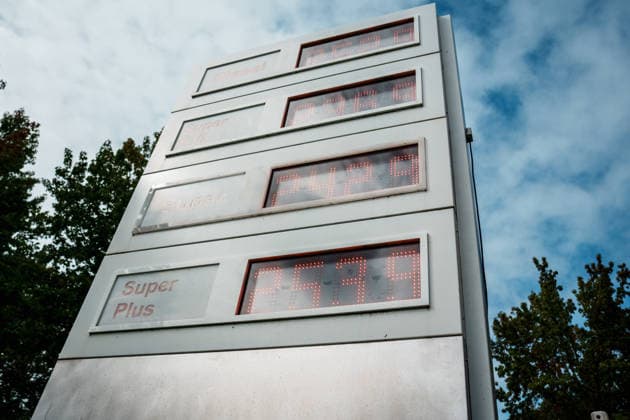 Deutschland, Tankstelle in Aachen: Tankpreise, Preise, Rabatt, Bundesregierung, Tankrabatt, Preisdeckel, Tankkosten, Diesel, Benzin, E10, Zapfsäule, Belastung, Öl, Rohöl, Spritpreis, Kraftstoff, Energiekrise, Freie Tankstelle, SB, Anzeige, Rekordpreise, Super, Super Plus Copyright: xThiemoxRudolphx