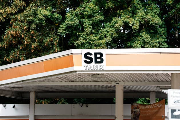 Deutschland, Tankstelle in Aachen: Tankpreise, Preise, Rabatt, Bundesregierung, Tankrabatt, Preisdeckel, Tankkosten, Diesel, Benzin, E10, Zapfsäule, Belastung, Öl, Rohöl, Spritpreis, Kraftstoff, Energiekrise, Freie Tankstelle, SB, Schild Copyright: xThiemoxRudolphx