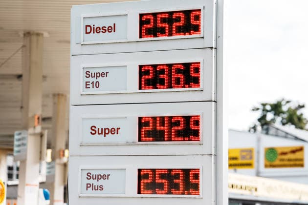 Deutschland, Tankstelle in Aachen: Tankpreise, Preise, Rabatt, Bundesregierung, Tankrabatt, Preisdeckel, Tankkosten, Diesel, Benzin, E10, Zapfsäule, Belastung, Öl, Rohöl, Spritpreis, Kraftstoff, Energiekrise, Freie Tankstelle, SB, Anzeige, Rekordpreise Copyright: xThiemoxRudolphx