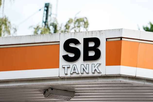 Deutschland, Tankstelle in Aachen: Tankpreise, Preise, Rabatt, Bundesregierung, Tankrabatt, Preisdeckel, Tankkosten, Diesel, Benzin, E10, Zapfsäule, Belastung, Öl, Rohöl, Spritpreis, Kraftstoff, Energiekrise, Freie Tankstelle, SB, Schild nah Copyright: xThiemoxRudolphx