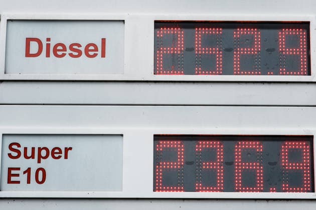Deutschland, Tankstelle in Aachen: Tankpreise, Preise, Rabatt, Bundesregierung, Tankrabatt, Preisdeckel, Tankkosten, Diesel, Benzin, E10, Zapfsäule, Belastung, Öl, Rohöl, Spritpreis, Kraftstoff, Energiekrise, Freie Tankstelle, SB, Anzeige, Rekordpreise, Super, Super Plus, nah Copyright: xThiemoxRudolphx