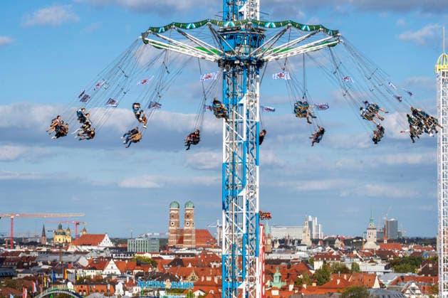 Blick vom Riesenrad auf den BayernTower, am Horizont die Stadt München mit ihrem Wahrzeichen der Frauenkirche, strahlender Sonnenschein und Temperaturen bis 19 Grad, bestes Wiesnwetter, Oktoberfest, München, 22. September 2026 Deutschland, München, 22. September 2026, Oktoberfest 2026, Blick vom Riesenrad auf den BayernTower, am Horizont die Stadt München mit ihrem Wahrzeichen der Frauenkirche, Sonnenschein und Temperaturen bis 19 Grad, nachmittags um 16:30 Uhr, blauer Himmel, bestes Wiesnwetter, typisch bayerisch, Volksfest, Bayern,
