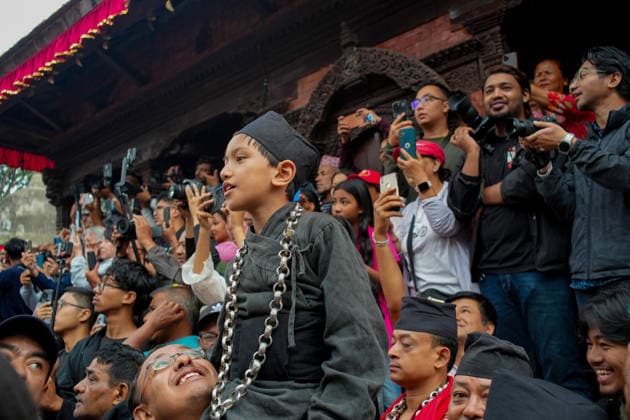 Indra Jatra Festival Started - Kathmandu People gather to watch as the sacred ceremonial wooden pole known as Ya: Shi is erected at Hanuman Dhoka Durbar Square, marking the beginning of the eight-day Indra Jatra festival in Kathmandu, Nepal, on September 23, 2026. The annual festival, one of the biggest celebrations in the Kathmandu Valley, is dedicated to Indra, the Hindu god of rain and heaven, and features traditional chariot processions, masked dances, religious rituals and cultural performances. The festival also includes processions of the living goddess Kumari through the historic streets of Kathmandu. Photo by Sunil Pradhan ABACAPRESS.COM Kathmandu Bagmati Nepal Copyright: xSuniixPradhan ABACAx