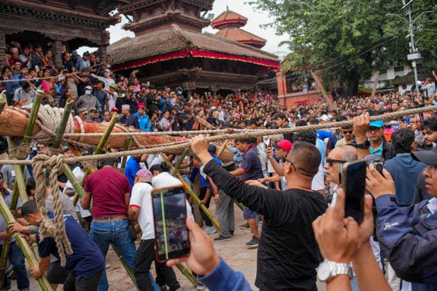 Indra Jatra Festival Started - Kathmandu Devotees erect the sacred ceremonial wooden pole known as Ya: Shi at Hanuman Dhoka Durbar Square, marking the beginning of the eight-day Indra Jatra festival in Kathmandu, Nepal, on September 23, 2026. The annual festival, one of the biggest celebrations in the Kathmandu Valley, is dedicated to Indra, the Hindu god of rain and heaven, and features traditional chariot processions, masked dances, religious rituals and cultural performances. The festival also includes processions of the living goddess Kumari through the historic streets of Kathmandu. Photo by Sunil Pradhan ABACAPRESS.COM Kathmandu Bagmati Nepal Copyright: xSuniixPradhan ABACAx