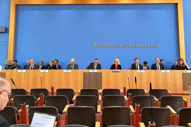 Berlin, Deutschland, 23.09.2026: Bundespressekonferenz: Regierungspressekonferenz: L-R unter anderem: Susanne Ungrad (BMWE), David Rüll (BMF), Christiane Noack (BMVg), Josef Hinterseher (AA), Stefan Kornelius (BPA), Corinna Buschow (BPK), Björn Bowinkelmann (BMI), Philipp Engelke (BMJV), Simone Prühl (BMAS) Copyright: xdtsxNachrichtenagenturx dts_136080