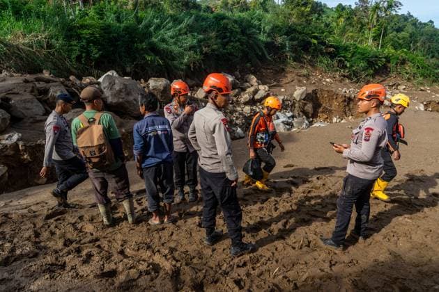 Search continues for missing flash flood victim in West Sumatra SOLOK, WEST SUMATRA, INDONESIA, SEPTEMBER 23, 2026: Members of a joint search and rescue team comb an area affected by flash flooding in Arosuka, Solok, West Sumatra, as operations continue to locate a missing resident. Search teams from Indonesia™s National Search and Rescue Agency (BASARNAS), working alongside local residents, are searching for 59-year-old Agusral, who was reported missing after being swept away by floodwaters on September 21. Search efforts focused on several locations along the path of flood debris and a nearby river. Solok Regency Indonesia Copyright: x xWawanxKurniawanx xJNAxPressx