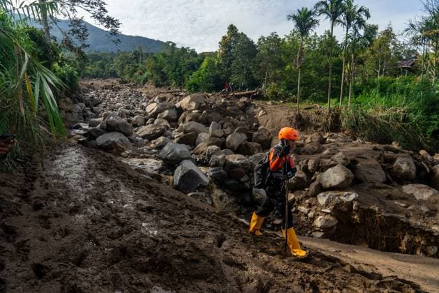 Search continues for missing flash flood victim in West Sumatra SOLOK, WEST SUMATRA, INDONESIA, SEPTEMBER 23, 2026: Members of a joint search and rescue team comb an area affected by flash flooding in Arosuka, Solok, West Sumatra, as operations continue to locate a missing resident. Search teams from Indonesia™s National Search and Rescue Agency (BASARNAS), working alongside local residents, are searching for 59-year-old Agusral, who was reported missing after being swept away by floodwaters on September 21. Search efforts focused on several locations along the path of flood debris and a nearby river. Solok Regency Indonesia Copyright: x xWawanxKurniawanx xJNAxPressx