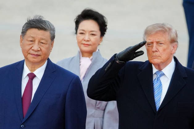 Xi Jinping, China s president, from left, Peng Liyuan, China s first lady, and US President Donald Trump, during an arrival ceremony at Joint Base Andrews, Maryland on Wednesday, Sept. 23, 2026. President Trump is hosting President Xi for a three-day state visit to Washington, DC where the leaders are expected to discuss trade practices, artificial intelligence and tariffs. WASP20260923142 ALxDRAGO