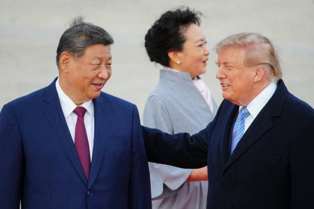 Xi Jinping, China s president, from left, Peng Liyuan, China s first lady, and US President Donald Trump during an arrival ceremony at Joint Base Andrews, Maryland on Wednesday, Sept. 23, 2026. President Trump is hosting President Xi for a three-day state visit to Washington, DC where the leaders are expected to discuss trade practices, artificial intelligence and tariffs. WASP20260923145 ALxDRAGO