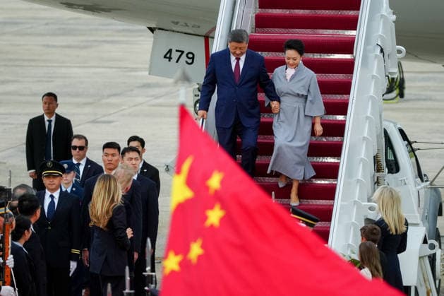 September 23, 2026, Camp Springs, Maryland, USA: Xi Jinping, China s president, and Peng Liyuan, China s first lady, disembark their plane upon arrival at Joint Base Andrews, Maryland, US, on Wednesday, Sept. 23, 2026. Xi Jinping and Donald Trump will sit down this week to hash out a plethora of thorny issues from trade to Taiwan. One thing both sides agree on: neither can afford to tap the brakes on AI Camp Springs USA - ZUMAs152 20260923_faa_s152_328 Copyright: xAlxDragox-xPoolxviaxCNPx