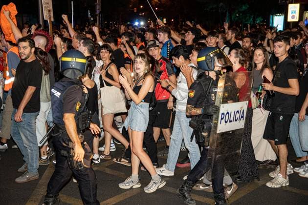 September 23, 2026, Madrid, Spain: MADRID, SPAIN, SEPTEMBER 23, 2026: Police confront demonstrators during a protest in Madrid following the eviction of 87-year-old Maricarmen Abascal from the home where she had lived for more than 70 years. Around 10,000 people joined the demonstration, according to the Government Delegation in Madrid, before protesters moved toward Paseo de la Castellana and blocked traffic. Police used riot-control measures, including rubber projectiles, as officers attempted to clear demonstrators from the roadway. Madrid Spain - ZUMAq101 20260923_zna_q101_143 Copyright: xVictorxSanjuanxCardeo±Ax