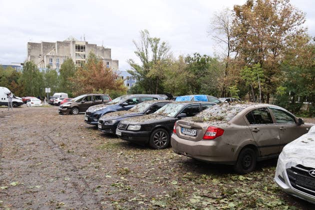 Cars are damaged at a parking lot in the Podilskyi district after an overnight Russian attack, Kyiv, Ukraine, September 24, 2026. On Thursday night, September 24, Russian forces launched a ballistic missile strike on Kyiv, followed by drone assaults on the capital and region. By morning, two people were confirmed killed and eight injured. The attack caused fires and destruction across several districts, damaging medical facilities, apartment blocks, private homes, and vehicles. The maternity hospital in the Podilskyi district sustained damage to windows, doors, and parts of the facade from the first to fifth floors, as well as to windows in the laundry and boiler rooms. Patients, children, and medical staff were unharmed, having moved to th Copyright: xPavloxBahmutx