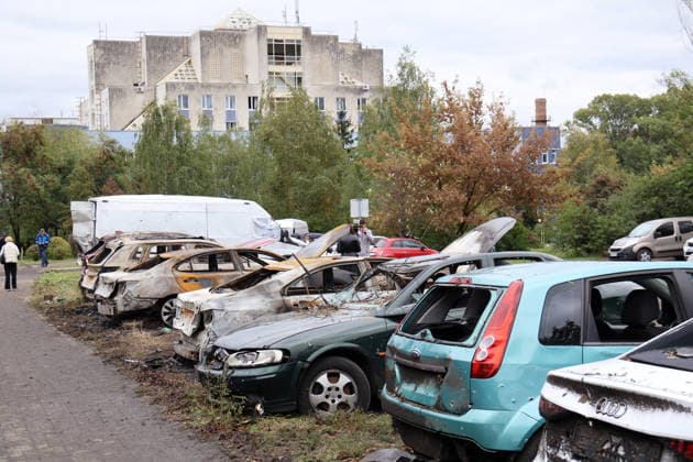 Cars are damaged at a parking lot in the Podilskyi district after an overnight Russian attack, Kyiv, Ukraine, September 24, 2026. On Thursday night, September 24, Russian forces launched a ballistic missile strike on Kyiv, followed by drone assaults on the capital and region. By morning, two people were confirmed killed and eight injured. The attack caused fires and destruction across several districts, damaging medical facilities, apartment blocks, private homes, and vehicles. The maternity hospital in the Podilskyi district sustained damage to windows, doors, and parts of the facade from the first to fifth floors, as well as to windows in the laundry and boiler rooms. Patients, children, and medical staff were unharmed, having moved to th Copyright: xPavloxBahmutx