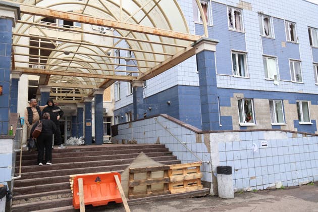 A security guard, a man and a woman stand on the porch of the Consultative and Diagnostic Centre in the Podilskyi district, damaged by an overnight Russian attack, Kyiv, Ukraine, September 24, 2026. On Thursday night, September 24, Russian forces launched a ballistic missile strike on Kyiv, followed by drone assaults on the capital and region. By morning, two people were confirmed killed and eight injured. The attack caused fires and destruction across several districts, damaging medical facilities, apartment blocks, private homes, and vehicles. The maternity hospital in the Podilskyi district sustained damage to windows, doors, and parts of the facade from the first to fifth floors, as well as to windows in the laundry and boiler rooms. Pa Copyright: xPavloxBahmutx