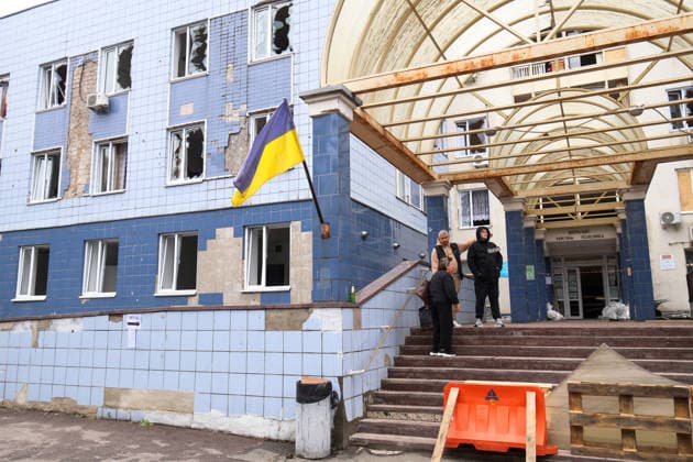 A security guard, a man and a woman stand on the porch of the Consultative and Diagnostic Centre in the Podilskyi district, damaged by an overnight Russian attack, Kyiv, Ukraine, September 24, 2026. On Thursday night, September 24, Russian forces launched a ballistic missile strike on Kyiv, followed by drone assaults on the capital and region. By morning, two people were confirmed killed and eight injured. The attack caused fires and destruction across several districts, damaging medical facilities, apartment blocks, private homes, and vehicles. The maternity hospital in the Podilskyi district sustained damage to windows, doors, and parts of the facade from the first to fifth floors, as well as to windows in the laundry and boiler rooms. Pa Copyright: xPavloxBahmutx