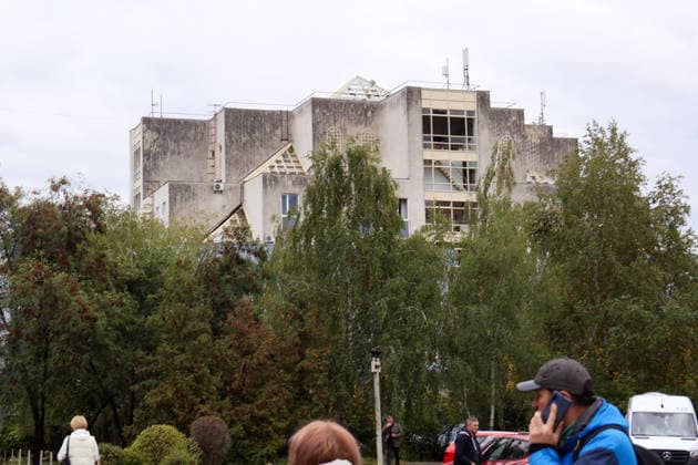 People stand outside the Consultative and Diagnostic Centre in the Podilskyi district, damaged by an overnight Russian attack, Kyiv, Ukraine, September 24, 2026. On Thursday night, September 24, Russian forces launched a ballistic missile strike on Kyiv, followed by drone assaults on the capital and region. By morning, two people were confirmed killed and eight injured. The attack caused fires and destruction across several districts, damaging medical facilities, apartment blocks, private homes, and vehicles. The maternity hospital in the Podilskyi district sustained damage to windows, doors, and parts of the facade from the first to fifth floors, as well as to windows in the laundry and boiler rooms. Patients, children, and medical staff w Copyright: xPavloxBahmutx