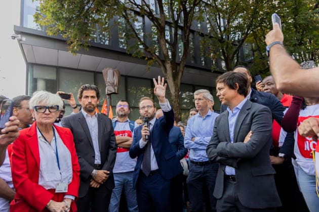 Paris, France September 24, 2026 - Protest of Altice France group employees. Employees of the Altice France group, the parent company of the SFR telecom operator which is set to be sold to its competitors are protesting to defend their jobs as a major overhaul of the sector looms - (L-R) SFR Secretary General, Laurent Halimi, Chairman and Chief Executive Officer of Altice France, Arthur Dreyfuss and Mathieu Cocq, Chairman and CEO of SFR ALTICE, SFR, SYNDICATS, TELECOM, ECONOMIE, GREVE, MANIFESTATION, OPERATEURS DE TELEPHONIE, FAI FOURNISSEURS D ACCES A INTERNET Copyright: xVincentxIsore IP3x
