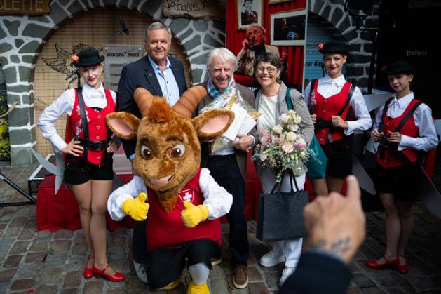 Europa Park, Rust, Schweizer Themenbereich, Walliser Dorf, offizielle Eröffnung des Emil Hüüsli, Emil Steinberger, Emils Bühnenwelt, Ausstellung, Schweizer Künstler, Komiker, Schauspieler, Lebenswerk, Unterhaltung, Kultur, Freizeitpark, neue Attraktion, Tourismus, Symbolfoto Roland Mack, Niccel Steinberger, Rust Europa Park Baden-Württemberg Deutschland Copyright: xFINLEYxMÖRCHx