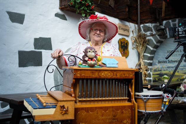 Europa Park, Rust, Schweizer Themenbereich, Walliser Dorf, offizielle Eröffnung des Emil Hüüsli, Emil Steinberger, Emils Bühnenwelt, Ausstellung, Schweizer Künstler, Komiker, Schauspieler, Lebenswerk, Unterhaltung, Kultur, Freizeitpark, neue Attraktion, Tourismus, Symbolfoto Rust Europa Park Baden-Württemberg Deutschland Copyright: xFINLEYxMÖRCHx