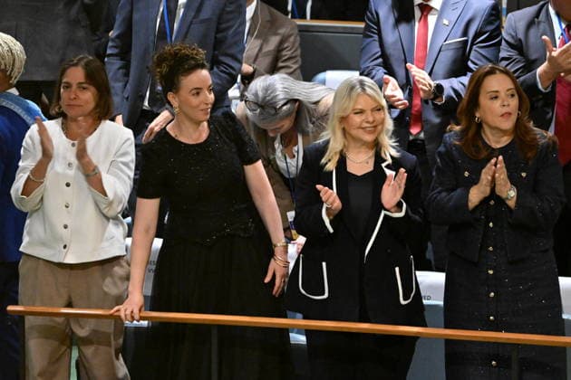 September 24, 2026, New York, New York, USA: Sara Netanyahu stands an applauds as he husband, Prime Minister Benjamin Netanyhu of Israel, arrives to speak during day 3 of the opening of the 81st Session of the United Nations General Assembly at UN Headquarters in New York, New York, USA on Thursday, 24 September, 2026 New York USA - ZUMAs152 20260924_faa_s152_269 Copyright: xKylexMazza CNPx