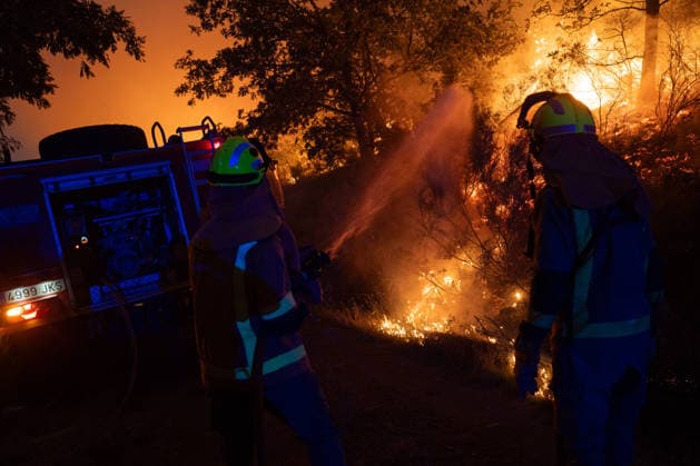 Level 2 alert declared for the Calvos de Randín fire in Ourense due to its proximity to the town of As Meaus; 140 hectares have been destroyed. Several firefighters are working to extinguish the fire as of September 24, 2026, in Calvos de Randín, Ourense, Galicia, Spain. The Regional Ministry of Rural Affairs has declared a Level 2 Alert for the fire in Calvos de Randín, Ourense, as a preventive measure due to the fire’s proximity to the village of As Meaus, in the neighboring municipality of Baltar. The out-of-control fire has scorched 140 hectares. The fire broke out at 1:36 p.m. this Thursday, and firefighters are working to extinguish it, including, among others, eight helicopters and nine airplanes. SEPTEMBER 24, 2026 FIRE NATURAL DIS Copyright: xAdrianxIragox 7797841