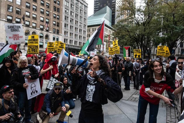 September 24, 2026, New York City, New York, USA: Demonstrators march through Midtown Manhattan toward United Nations headquarters during a protest against the visit of Israeli Prime Minister Benjamin Netanyahu, who is in New York to address the 81st session of the United Nations General Assembly. Protesters carried Palestinian flags, banners, and signs calling for a ceasefire, expanded humanitarian aid, and changes in U.S. policy toward the Gaza conflict, while supporters of Israel held separate counter-demonstrations in the city. Netanyahu s appearance at the UN drew heightened security and competing rallies amid continuing international debate over the war in Gaza and broader regional tensions. New York City USA - ZUMAt442 20260924_znp_t442_010 Copyright: xBillyxTompkinsx