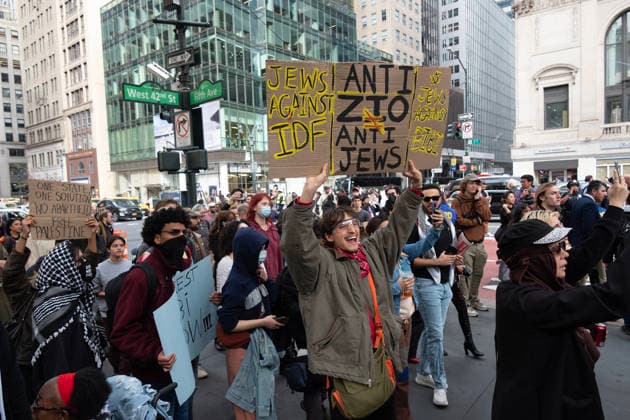 September 24, 2026, New York City, New York, USA: Demonstrators march through Midtown Manhattan toward United Nations headquarters during a protest against the visit of Israeli Prime Minister Benjamin Netanyahu, who is in New York to address the 81st session of the United Nations General Assembly. Protesters carried Palestinian flags, banners, and signs calling for a ceasefire, expanded humanitarian aid, and changes in U.S. policy toward the Gaza conflict, while supporters of Israel held separate counter-demonstrations in the city. Netanyahu s appearance at the UN drew heightened security and competing rallies amid continuing international debate over the war in Gaza and broader regional tensions. New York City USA - ZUMAt442 20260924_znp_t442_013 Copyright: xBillyxTompkinsx