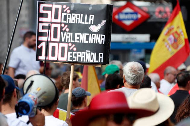 September 26, 2026, Madrid, Community Of Madrid, Spain: Thousands of demonstrators march through central Madrid during the II Marcha por la Dignidad (II March for Dignity) in support of the autonomous city of Ceuta on Saturday, September 26, 2026, in Madrid, Spain. Organized by civil society platforms, the mobilization primarily focused on defending the Spanish borders in North Africa following a wave of irregular migration. The protests were triggered by the border breaches registered on July 30 and 31, 2026, when mass attempts were made to enter the Spanish enclave. As a secondary demand, protesters called for the immediate scheduling of general elections, criticizing the national government s handling of the migration crisis and border - ZUMAo127 20260926_zep_o127_039 Copyright: xHugoxOrtunox