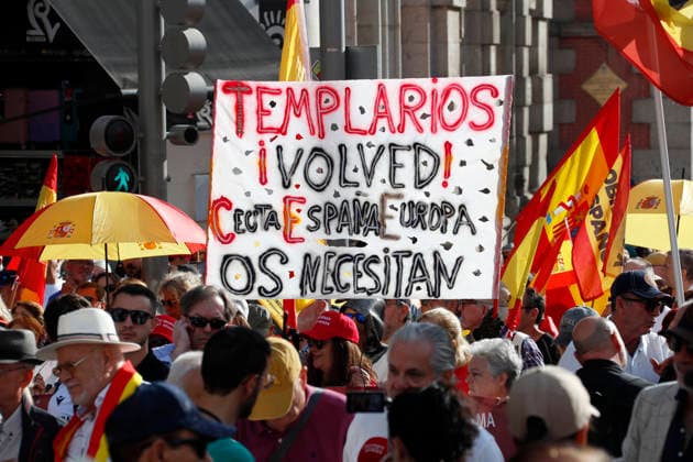 September 26, 2026, Madrid, Community Of Madrid, Spain: Thousands of demonstrators march through central Madrid during the II Marcha por la Dignidad (II March for Dignity) in support of the autonomous city of Ceuta on Saturday, September 26, 2026, in Madrid, Spain. Organized by civil society platforms, the mobilization primarily focused on defending the Spanish borders in North Africa following a wave of irregular migration. The protests were triggered by the border breaches registered on July 30 and 31, 2026, when mass attempts were made to enter the Spanish enclave. As a secondary demand, protesters called for the immediate scheduling of general elections, criticizing the national government s handling of the migration crisis and border - ZUMAo127 20260926_zep_o127_009 Copyright: xHugoxOrtunox