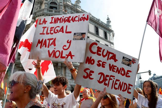September 26, 2026, Madrid, Community Of Madrid, Spain: Thousands of demonstrators march through central Madrid during the II Marcha por la Dignidad (II March for Dignity) in support of the autonomous city of Ceuta on Saturday, September 26, 2026, in Madrid, Spain. Organized by civil society platforms, the mobilization primarily focused on defending the Spanish borders in North Africa following a wave of irregular migration. The protests were triggered by the border breaches registered on July 30 and 31, 2026, when mass attempts were made to enter the Spanish enclave. As a secondary demand, protesters called for the immediate scheduling of general elections, criticizing the national government s handling of the migration crisis and border - ZUMAo127 20260926_zep_o127_013 Copyright: xHugoxOrtunox