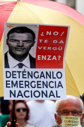 September 26, 2026, Madrid, Community Of Madrid, Spain: Thousands of demonstrators march through central Madrid during the II Marcha por la Dignidad (II March for Dignity) in support of the autonomous city of Ceuta on Saturday, September 26, 2026, in Madrid, Spain. Organized by civil society platforms, the mobilization primarily focused on defending the Spanish borders in North Africa following a wave of irregular migration. The protests were triggered by the border breaches registered on July 30 and 31, 2026, when mass attempts were made to enter the Spanish enclave. As a secondary demand, protesters called for the immediate scheduling of general elections, criticizing the national government s handling of the migration crisis and border - ZUMAo127 20260926_zep_o127_053 Copyright: xHugoxOrtunox