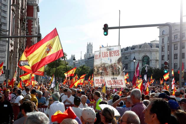 September 26, 2026, Madrid, Community Of Madrid, Spain: Thousands of demonstrators march through central Madrid during the II Marcha por la Dignidad (II March for Dignity) in support of the autonomous city of Ceuta on Saturday, September 26, 2026, in Madrid, Spain. Organized by civil society platforms, the mobilization primarily focused on defending the Spanish borders in North Africa following a wave of irregular migration. The protests were triggered by the border breaches registered on July 30 and 31, 2026, when mass attempts were made to enter the Spanish enclave. As a secondary demand, protesters called for the immediate scheduling of general elections, criticizing the national government s handling of the migration crisis and border - ZUMAo127 20260926_zep_o127_015 Copyright: xHugoxOrtunox
