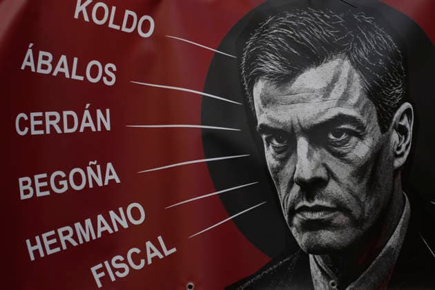 September 26, 2026, Madrid, Community Of Madrid, Spain: Thousands of demonstrators march through central Madrid during the II Marcha por la Dignidad (II March for Dignity) in support of the autonomous city of Ceuta on Saturday, September 26, 2026, in Madrid, Spain. Organized by civil society platforms, the mobilization primarily focused on defending the Spanish borders in North Africa following a wave of irregular migration. The protests were triggered by the border breaches registered on July 30 and 31, 2026, when mass attempts were made to enter the Spanish enclave. As a secondary demand, protesters called for the immediate scheduling of general elections, criticizing the national government s handling of the migration crisis and border - ZUMAo127 20260926_zep_o127_031 Copyright: xHugoxOrtunox
