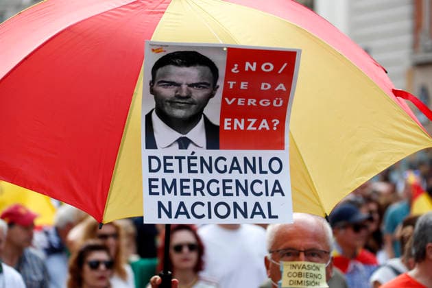 September 26, 2026, Madrid, Community Of Madrid, Spain: Thousands of demonstrators march through central Madrid during the II Marcha por la Dignidad (II March for Dignity) in support of the autonomous city of Ceuta on Saturday, September 26, 2026, in Madrid, Spain. Organized by civil society platforms, the mobilization primarily focused on defending the Spanish borders in North Africa following a wave of irregular migration. The protests were triggered by the border breaches registered on July 30 and 31, 2026, when mass attempts were made to enter the Spanish enclave. As a secondary demand, protesters called for the immediate scheduling of general elections, criticizing the national government s handling of the migration crisis and border - ZUMAo127 20260926_zep_o127_036 Copyright: xHugoxOrtunox