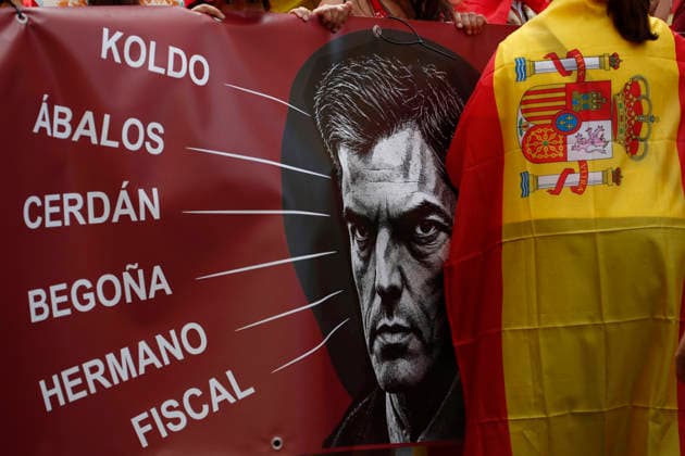 September 26, 2026, Madrid, Community Of Madrid, Spain: Thousands of demonstrators march through central Madrid during the II Marcha por la Dignidad (II March for Dignity) in support of the autonomous city of Ceuta on Saturday, September 26, 2026, in Madrid, Spain. Organized by civil society platforms, the mobilization primarily focused on defending the Spanish borders in North Africa following a wave of irregular migration. The protests were triggered by the border breaches registered on July 30 and 31, 2026, when mass attempts were made to enter the Spanish enclave. As a secondary demand, protesters called for the immediate scheduling of general elections, criticizing the national government s handling of the migration crisis and border - ZUMAo127 20260926_zep_o127_038 Copyright: xHugoxOrtunox