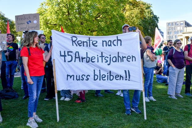 Deutschland, Baden-Wuerttemberg, Stuttgart 26.09.2026, Deutschland, GER, Baden-Wuerttemberg, Stuttgart, im Bild Themenbild, Kundgebung, Schlossplatz in Stuttgart, Hart verdient, Deine Arbeit, Deine Gesundheit, Deine Rente, Abbau sozialer Leistungen, Demonstration Stuttgart, Demo Stuttgart, Stuttgart Demonstration, Stuttgart Demo heute, Demonstration Stuttgart heute, Demo 26.09.2026, Demonstration 26.09.2026, Protest Stuttgart, Proteste, Stuttgart, Kundgebung, Stuttgart, Schlossplatz Stuttgart, Demo, Schlossplatz, Stuttgart, Baden-Württemberg, Deutschland, Sozialabbau, gegen Sozialabbau, Protest gegen Sozialabbau, Demo gegen Sozialabbau, Sozialstaat, Sozialstaat schützen, Sozialstaat verteidigen, soziale Gerechtigkeit, soziale Sicherheit, Deutschland, Baden-Wuerttemberg, Stuttgart, Demo, 26.09.2026-3