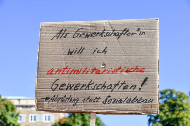 Deutschland, Baden-Wuerttemberg, Stuttgart 26.09.2026, Deutschland, GER, Baden-Wuerttemberg, Stuttgart, im Bild Themenbild, Kundgebung, Schlossplatz in Stuttgart, Hart verdient, Deine Arbeit, Deine Gesundheit, Deine Rente, Abbau sozialer Leistungen, Demonstration Stuttgart, Demo Stuttgart, Stuttgart Demonstration, Stuttgart Demo heute, Demonstration Stuttgart heute, Demo 26.09.2026, Demonstration 26.09.2026, Protest Stuttgart, Proteste, Stuttgart, Kundgebung, Stuttgart, Schlossplatz Stuttgart, Demo, Schlossplatz, Stuttgart, Baden-Württemberg, Deutschland, Sozialabbau, gegen Sozialabbau, Protest gegen Sozialabbau, Demo gegen Sozialabbau, Sozialstaat, Sozialstaat schützen, Sozialstaat verteidigen, soziale Gerechtigkeit, soziale Sicherheit, Deutschland, Baden-Wuerttemberg, Stuttgart, Demo, 26.09.2026-30