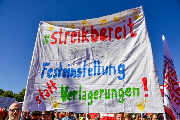 Deutschland, Baden-Wuerttemberg, Stuttgart 26.09.2026, Deutschland, GER, Baden-Wuerttemberg, Stuttgart, im Bild Themenbild, Kundgebung, Schlossplatz in Stuttgart, Hart verdient, Deine Arbeit, Deine Gesundheit, Deine Rente, Abbau sozialer Leistungen, Demonstration Stuttgart, Demo Stuttgart, Stuttgart Demonstration, Stuttgart Demo heute, Demonstration Stuttgart heute, Demo 26.09.2026, Demonstration 26.09.2026, Protest Stuttgart, Proteste, Stuttgart, Kundgebung, Stuttgart, Schlossplatz Stuttgart, Demo, Schlossplatz, Stuttgart, Baden-Württemberg, Deutschland, Sozialabbau, gegen Sozialabbau, Protest gegen Sozialabbau, Demo gegen Sozialabbau, Sozialstaat, Sozialstaat schützen, Sozialstaat verteidigen, soziale Gerechtigkeit, soziale Sicherheit, Deutschland, Baden-Wuerttemberg, Stuttgart, Demo, 26.09.2026-32