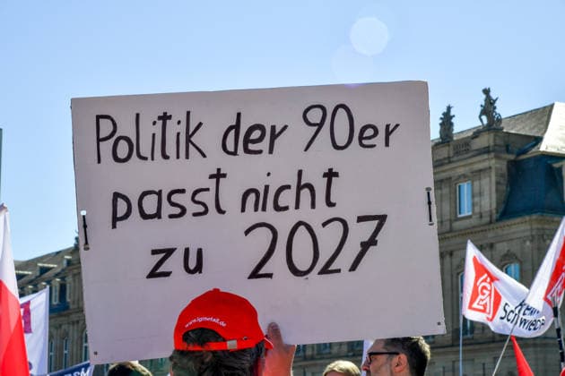 Deutschland, Baden-Wuerttemberg, Stuttgart 26.09.2026, Deutschland, GER, Baden-Wuerttemberg, Stuttgart, im Bild Themenbild, Kundgebung, Schlossplatz in Stuttgart, Hart verdient, Deine Arbeit, Deine Gesundheit, Deine Rente, Abbau sozialer Leistungen, Demonstration Stuttgart, Demo Stuttgart, Stuttgart Demonstration, Stuttgart Demo heute, Demonstration Stuttgart heute, Demo 26.09.2026, Demonstration 26.09.2026, Protest Stuttgart, Proteste, Stuttgart, Kundgebung, Stuttgart, Schlossplatz Stuttgart, Demo, Schlossplatz, Stuttgart, Baden-Württemberg, Deutschland, Sozialabbau, gegen Sozialabbau, Protest gegen Sozialabbau, Demo gegen Sozialabbau, Sozialstaat, Sozialstaat schützen, Sozialstaat verteidigen, soziale Gerechtigkeit, soziale Sicherheit, Deutschland, Baden-Wuerttemberg, Stuttgart, Demo, 26.09.2026-42