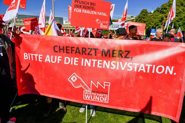 Deutschland, Baden-Wuerttemberg, Stuttgart 26.09.2026, Deutschland, GER, Baden-Wuerttemberg, Stuttgart, im Bild Themenbild, Kundgebung, Schlossplatz in Stuttgart, Hart verdient, Deine Arbeit, Deine Gesundheit, Deine Rente, Abbau sozialer Leistungen, Demonstration Stuttgart, Demo Stuttgart, Stuttgart Demonstration, Stuttgart Demo heute, Demonstration Stuttgart heute, Demo 26.09.2026, Demonstration 26.09.2026, Protest Stuttgart, Proteste, Stuttgart, Kundgebung, Stuttgart, Schlossplatz Stuttgart, Demo, Schlossplatz, Stuttgart, Baden-Württemberg, Deutschland, Sozialabbau, gegen Sozialabbau, Protest gegen Sozialabbau, Demo gegen Sozialabbau, Sozialstaat, Sozialstaat schützen, Sozialstaat verteidigen, soziale Gerechtigkeit, soziale Sicherheit, Deutschland, Baden-Wuerttemberg, Stuttgart, Demo, 26.09.2026-47