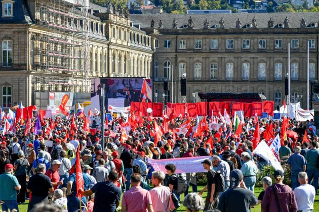 Deutschland, Baden-Wuerttemberg, Stuttgart 26.09.2026, Deutschland, GER, Baden-Wuerttemberg, Stuttgart, im Bild Themenbild, Kundgebung, Schlossplatz in Stuttgart, Hart verdient, Deine Arbeit, Deine Gesundheit, Deine Rente, Abbau sozialer Leistungen, Demonstration Stuttgart, Demo Stuttgart, Stuttgart Demonstration, Stuttgart Demo heute, Demonstration Stuttgart heute, Demo 26.09.2026, Demonstration 26.09.2026, Protest Stuttgart, Proteste, Stuttgart, Kundgebung, Stuttgart, Schlossplatz Stuttgart, Demo, Schlossplatz, Stuttgart, Baden-Württemberg, Deutschland, Sozialabbau, gegen Sozialabbau, Protest gegen Sozialabbau, Demo gegen Sozialabbau, Sozialstaat, Sozialstaat schützen, Sozialstaat verteidigen, soziale Gerechtigkeit, soziale Sicherheit, Deutschland, Baden-Wuerttemberg, Stuttgart, Demo, 26.09.2026-48